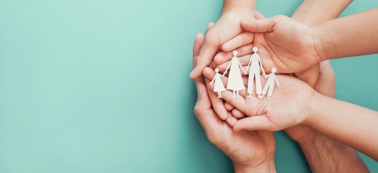 family-g4ed54e340_1280-768×512